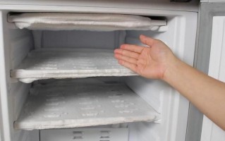 冰箱结霜多少毫米要除霜「冰箱结霜多少厘米要除霜」