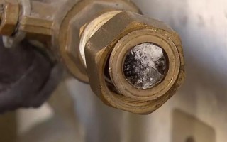 不交取暖费水管会不会冻-没交取暖费为什么进水管热