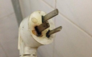 热水器插头正常情况的图片 热水器插头正常是什么样的