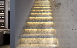 安装楼梯灯多少钱一盏合适_楼梯安装灯带效果图片