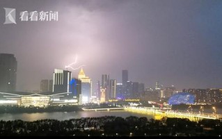 沈阳一高楼被闪电击中-沈阳大楼led灯表白