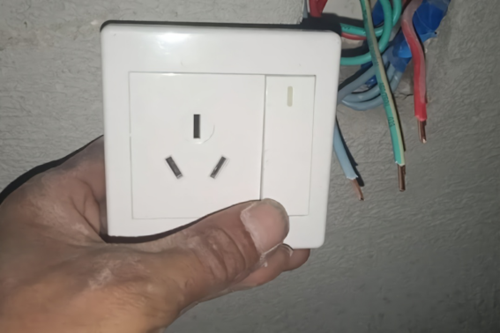  墙上的空调插座是多少安的「墙上的空调插座怎么接线」-第2张图片-DAWOOD LED频闪灯